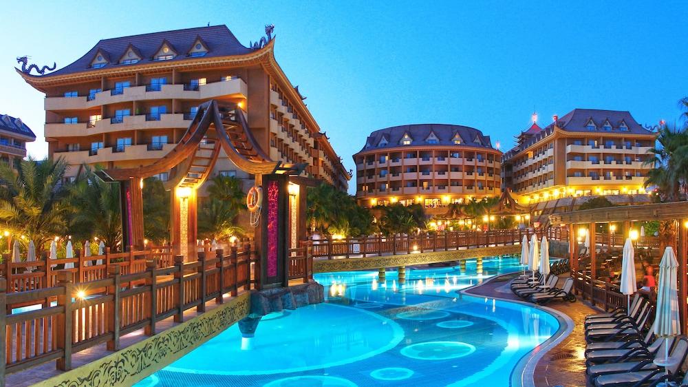 Royal Dragon Hotel Side Exterior foto