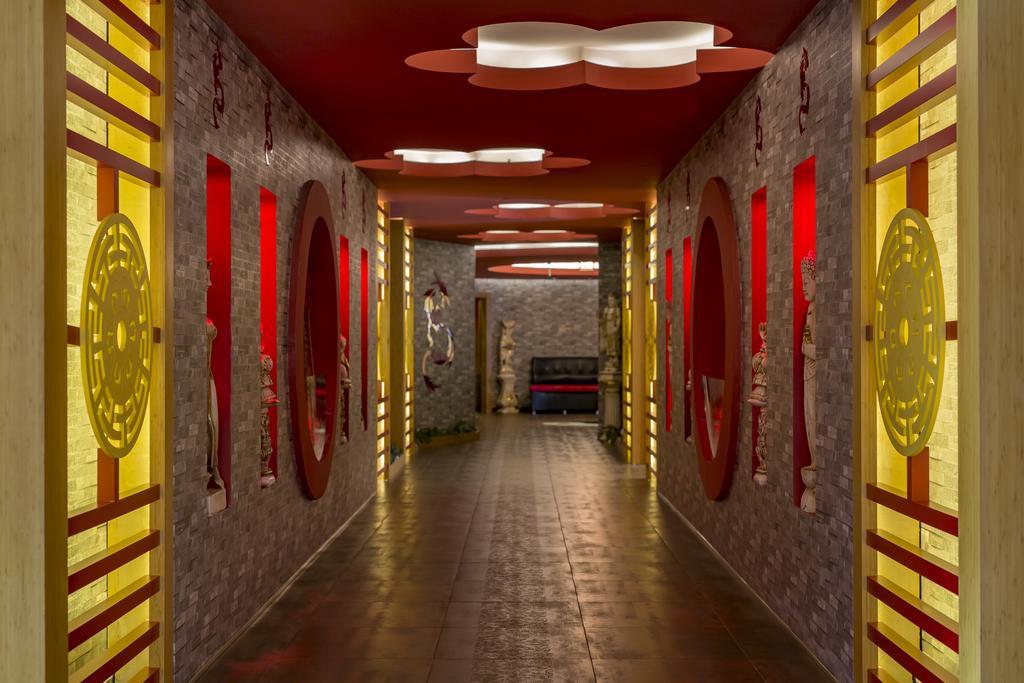 Royal Dragon Hotel Side Exterior foto